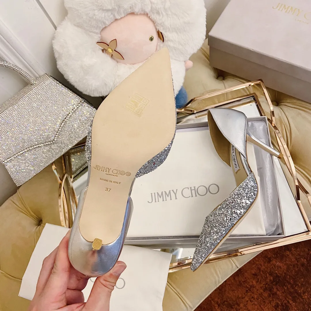 👟👟Ex-factory price 520👟👟 JIMMY CHOO A pair of high heels that can conquer all men👠Easy to wear and versatile, a must-have item for the annual meeting🥂Bilng Bilng is so beautiful that no one can take your breath away Material: Special Crete spliced cow patent leather ➰🍸Sheepskin lining Italian leather outsole Available in three colors: black, nude, silver Size: 34-42 With a height of 8cm, it is packaged simultaneously at the counter!